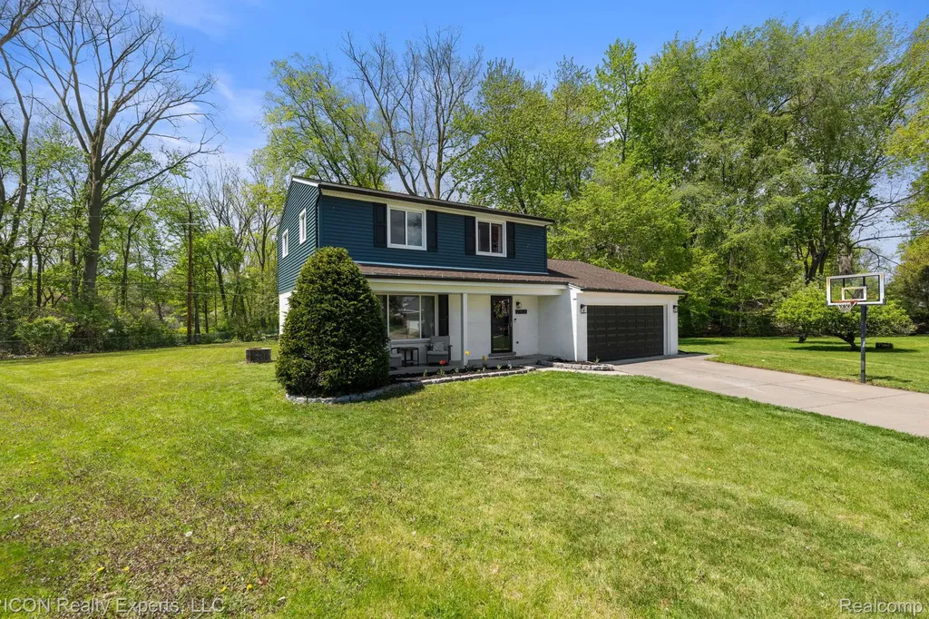 23516 Kim Drive Clinton Charter Township MI 48035