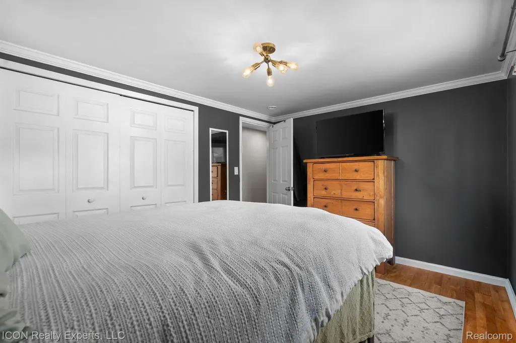23516 Kim Drive Clinton Charter Township MI 48035