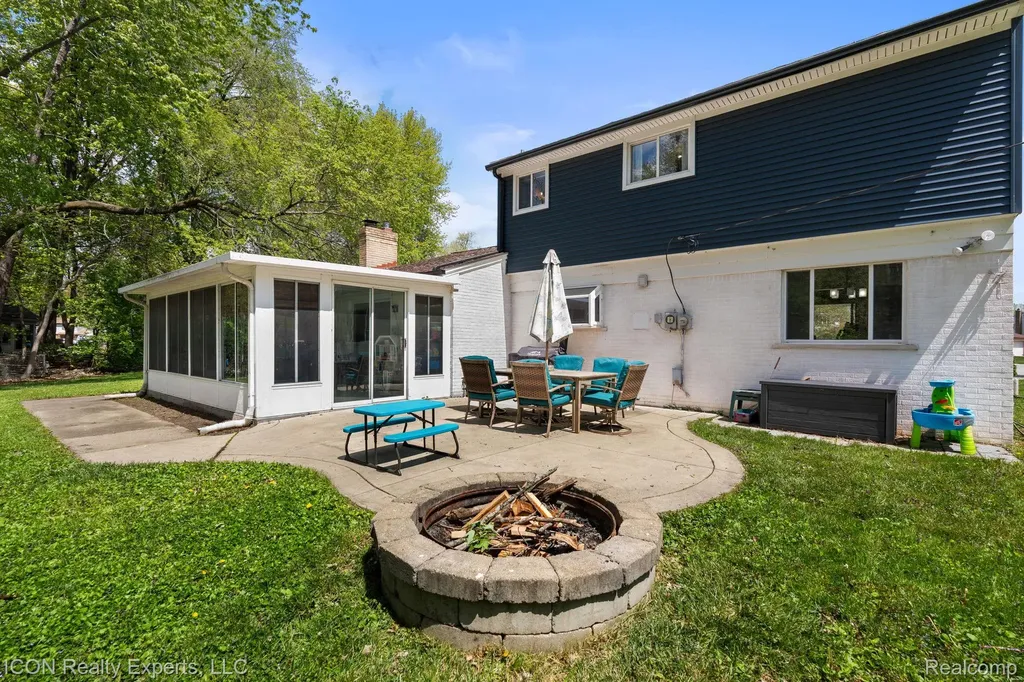 23516 Kim Drive Clinton Charter Township MI 48035