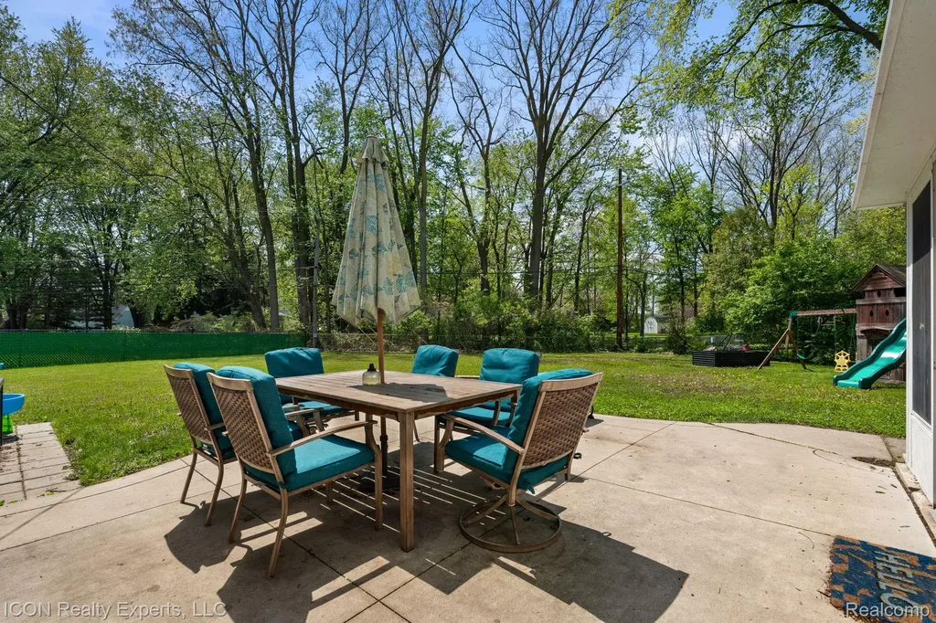 23516 Kim Drive Clinton Charter Township MI 48035