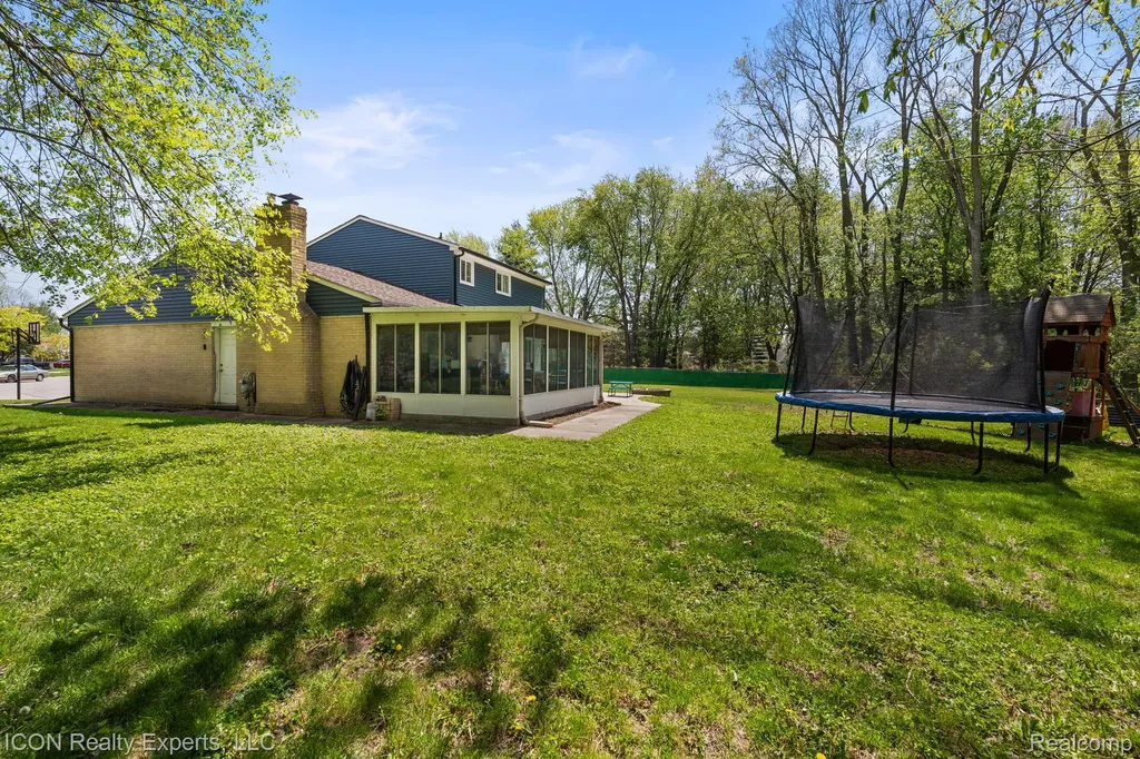 23516 Kim Drive Clinton Charter Township MI 48035