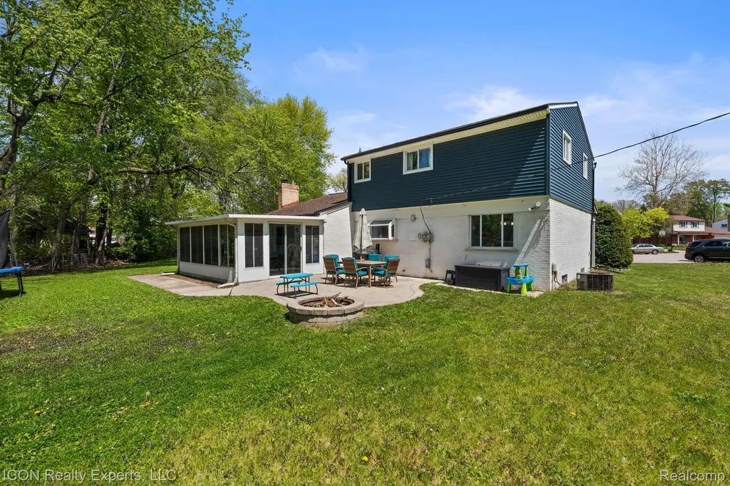 23516 Kim Drive Clinton Charter Township MI 48035
