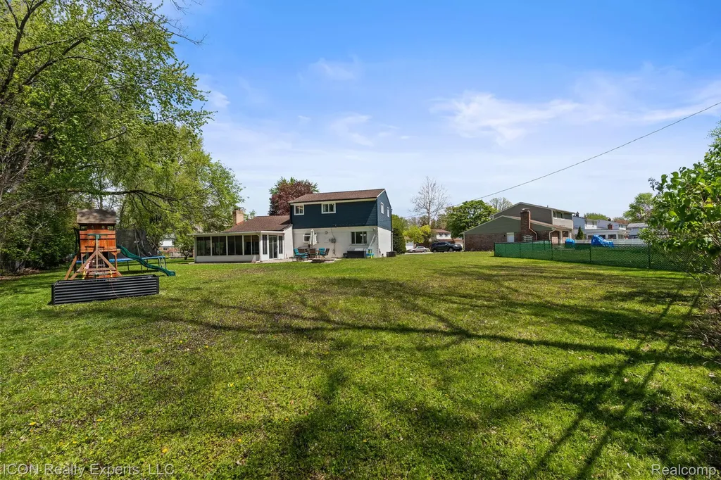 23516 Kim Drive Clinton Charter Township MI 48035