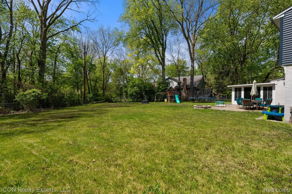 23516 Kim Drive Clinton Charter Township MI 48035