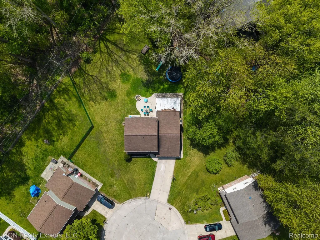 23516 Kim Drive Clinton Charter Township MI 48035