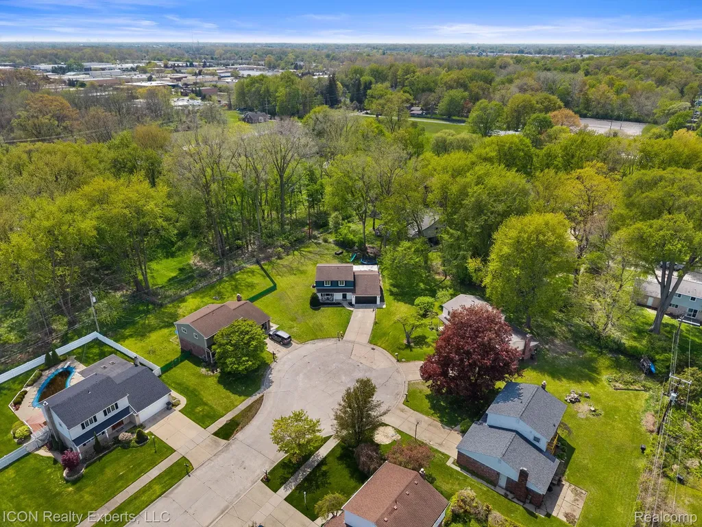 23516 Kim Drive Clinton Charter Township MI 48035