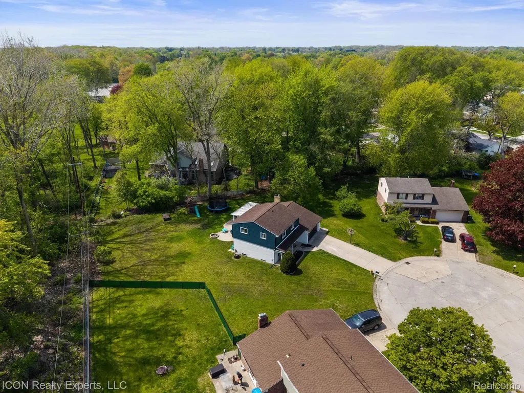 23516 Kim Drive Clinton Charter Township MI 48035