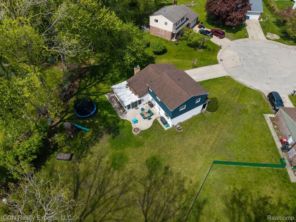 23516 Kim Drive Clinton Charter Township MI 48035