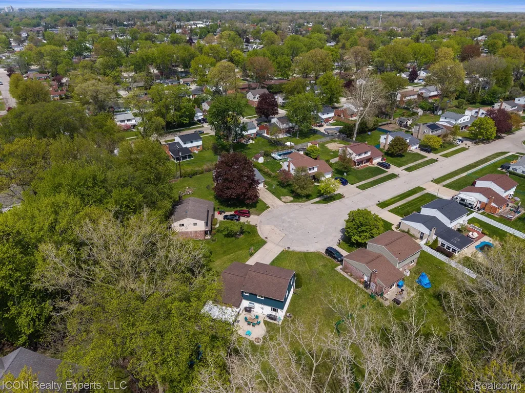 23516 Kim Drive Clinton Charter Township MI 48035