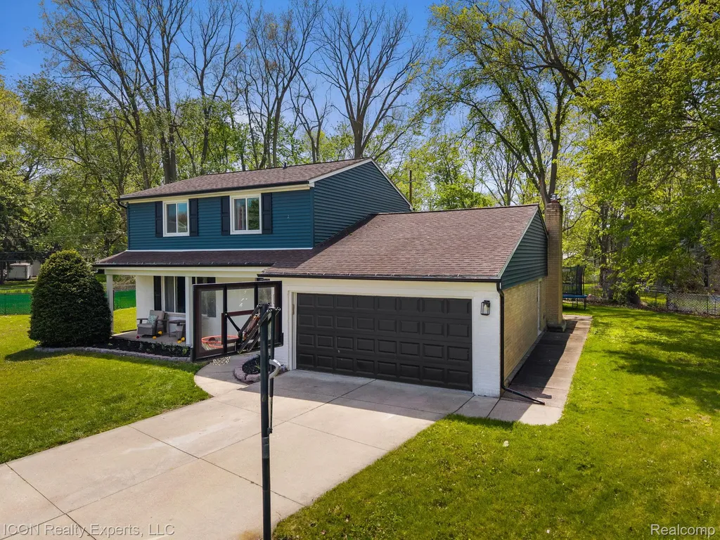 23516 Kim Drive Clinton Charter Township MI 48035
