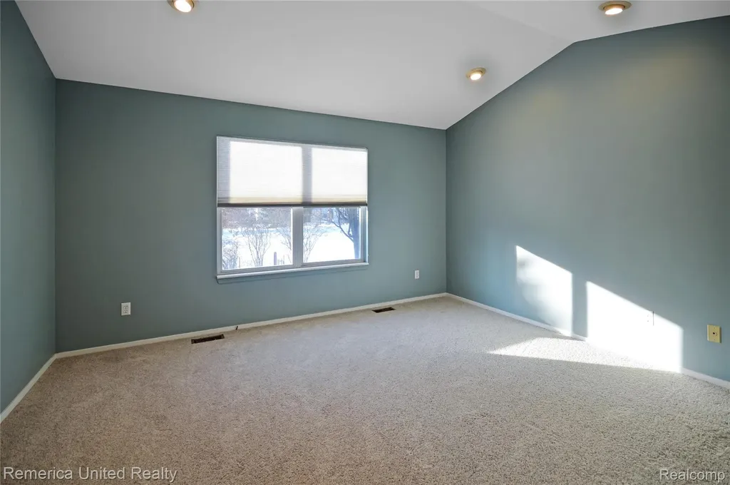 263 Whispering Hill Commerce Charter Township MI 48390
