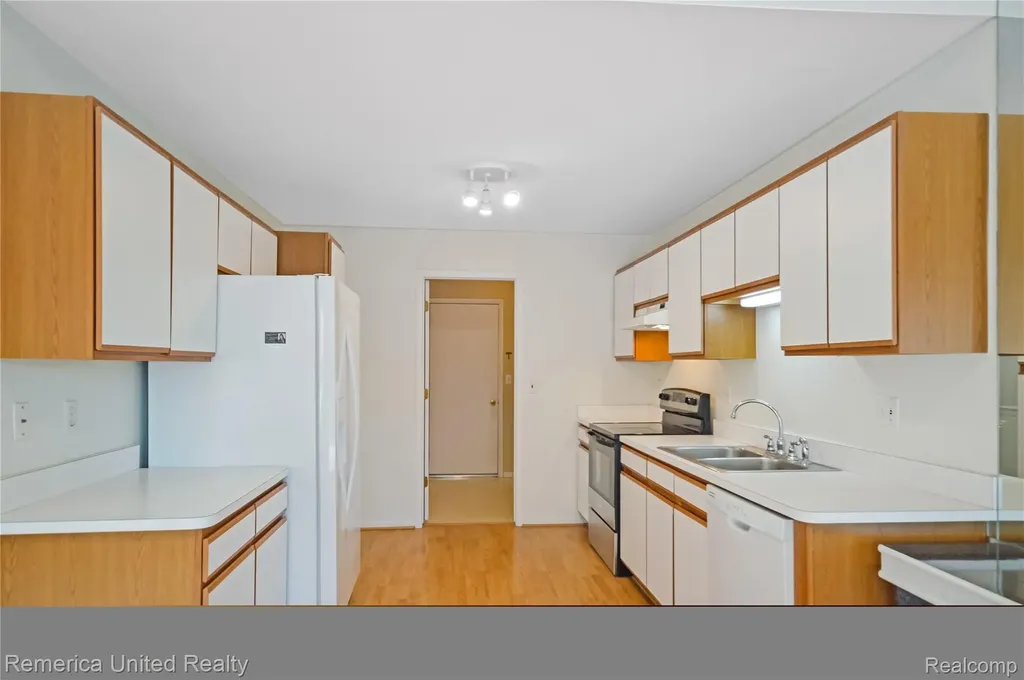 263 Whispering Hill Commerce Charter Township MI 48390