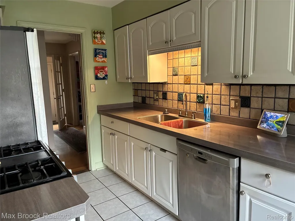 17427 Quincy Street Detroit City MI 48221