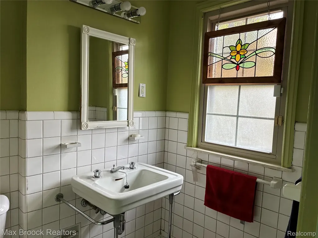 17427 Quincy Street Detroit City MI 48221