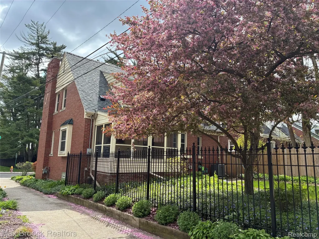17427 Quincy Street Detroit City MI 48221