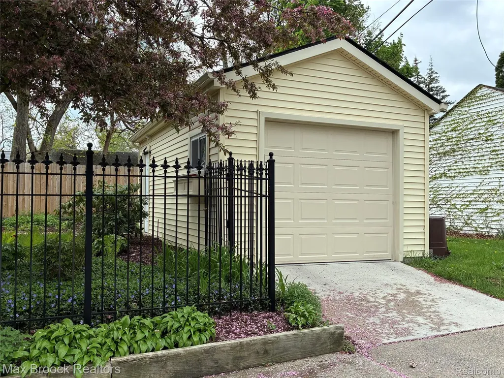 17427 Quincy Street Detroit City MI 48221