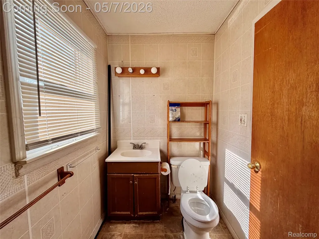 8308 Continental Avenue Warren City MI 48089