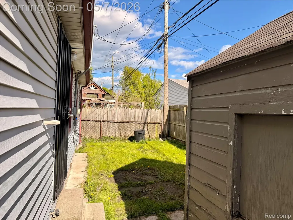 8308 Continental Avenue Warren City MI 48089