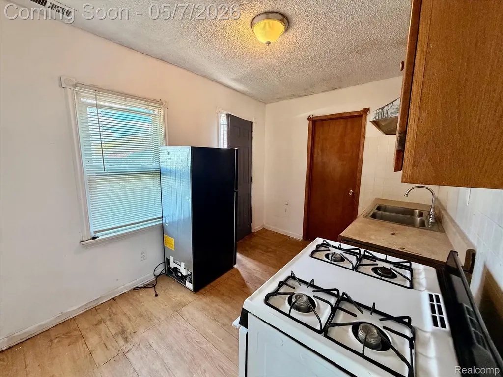 8308 Continental Avenue Warren City MI 48089