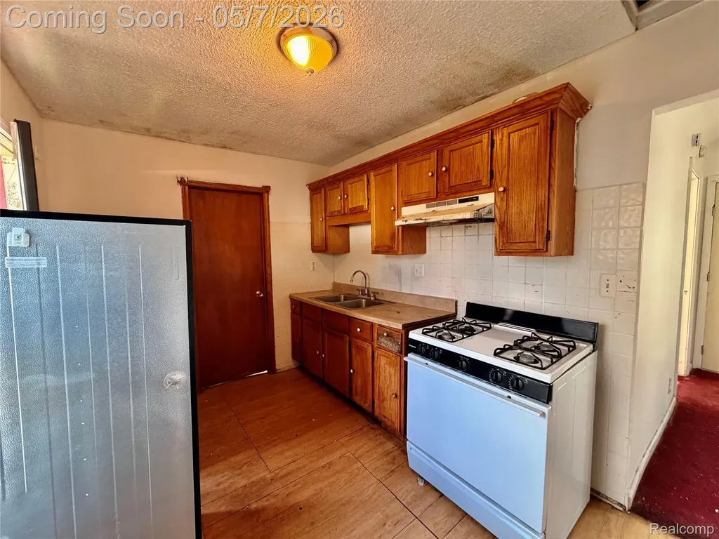 8308 Continental Avenue Warren City MI 48089