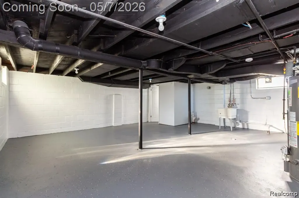8269 Westminster Avenue Warren City MI 48089