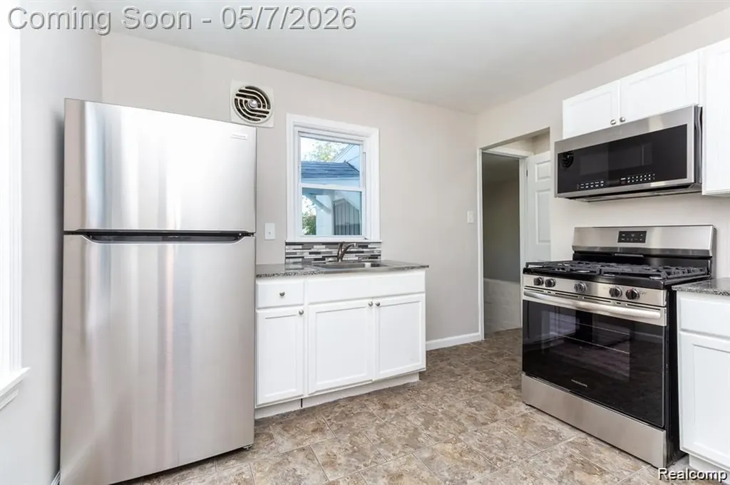 8269 Westminster Avenue Warren City MI 48089