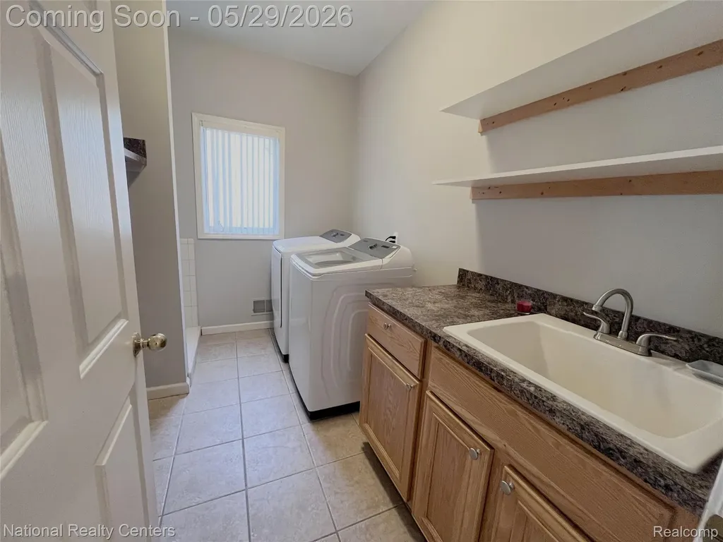 2056 Somerville Rochester Hills City MI 48307