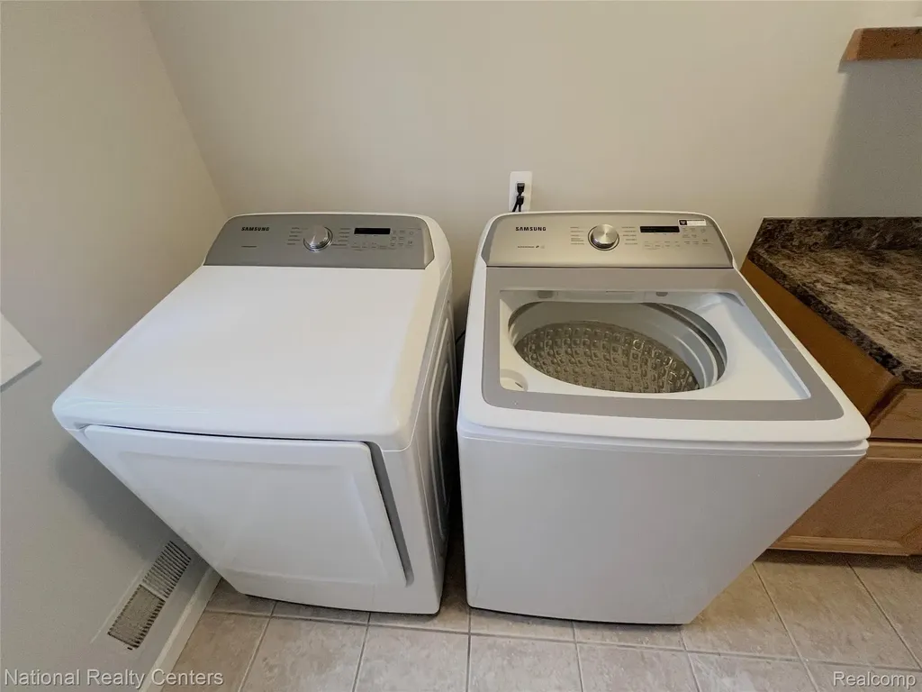 2056 Somerville Rochester Hills City MI 48307