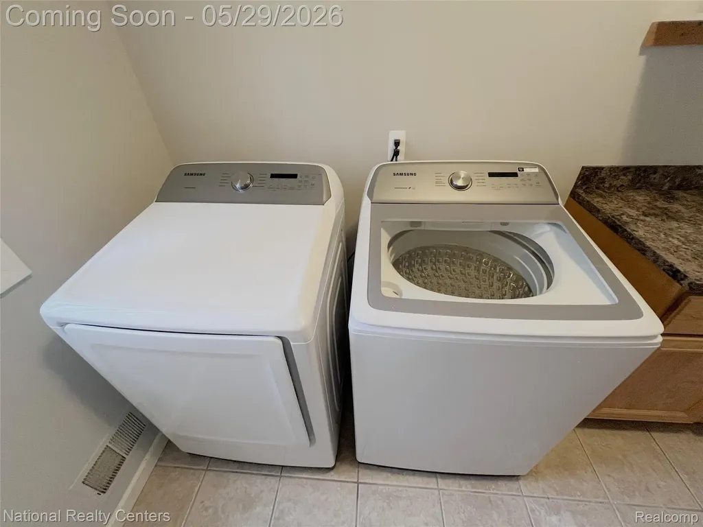 2056 Somerville Rochester Hills City MI 48307