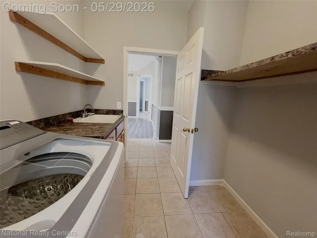 2056 Somerville Rochester Hills City MI 48307