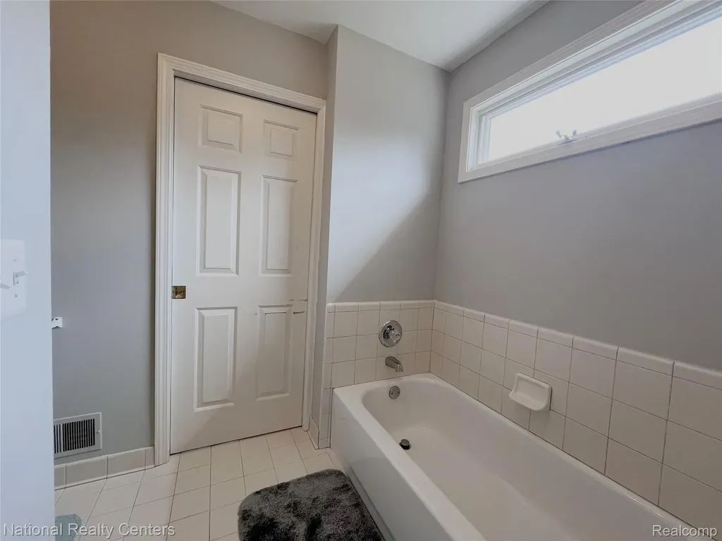 2056 Somerville Rochester Hills City MI 48307