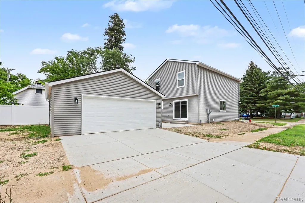 27305 Groveland Street Madison Heights City MI 48071