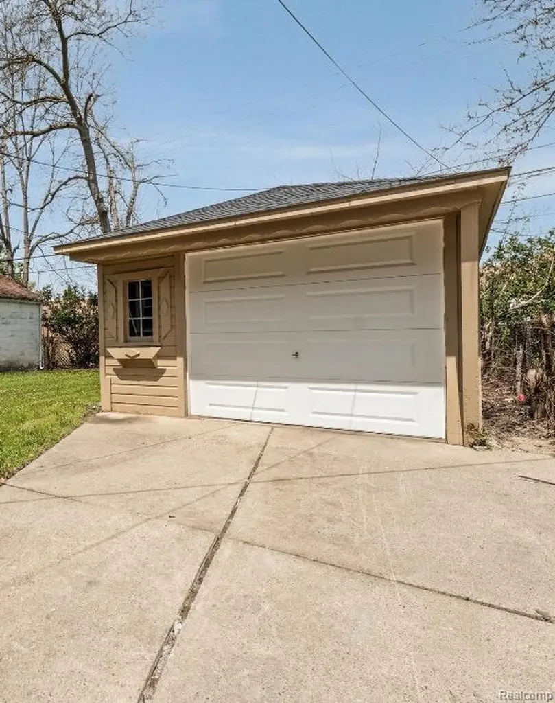 16829 Stricker Avenue Eastpointe City MI 48021