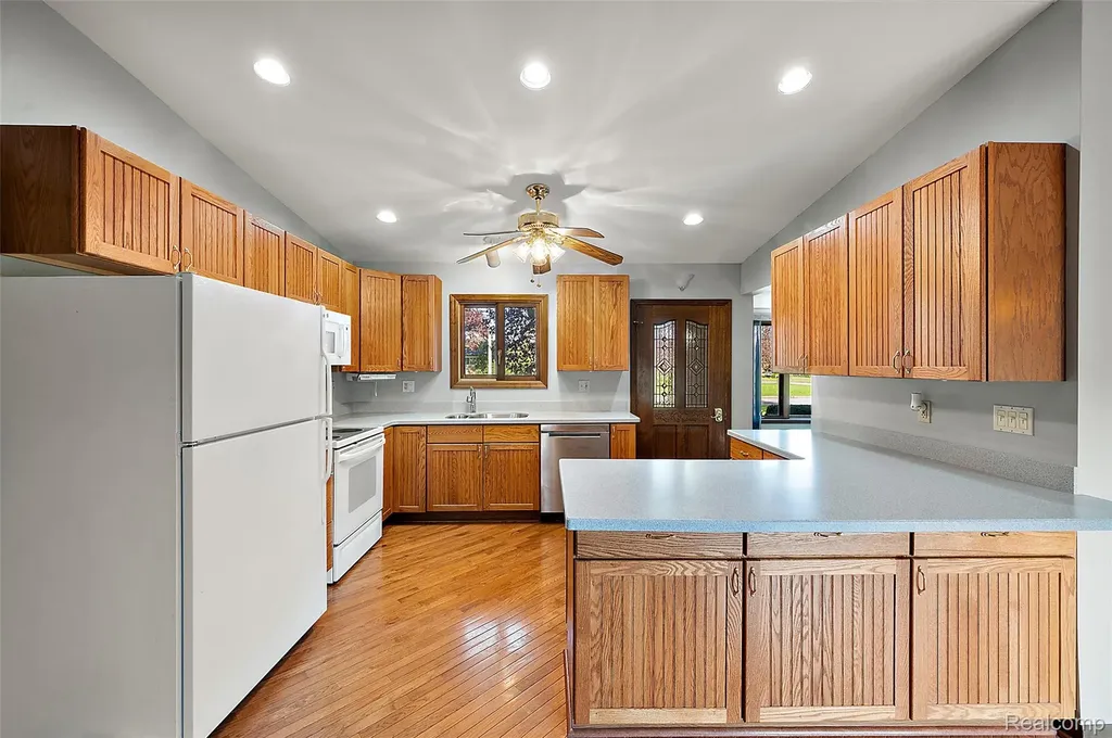 15 Pleasant Lake Drive Waterford Charter Township MI 48327