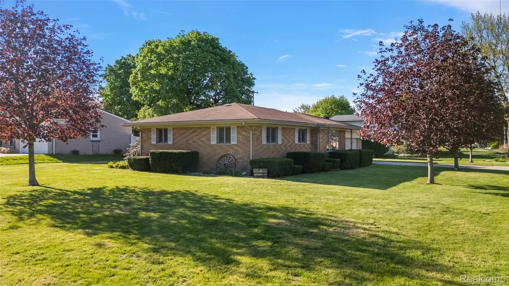 15 Pleasant Lake Drive Waterford Charter Township MI 48327