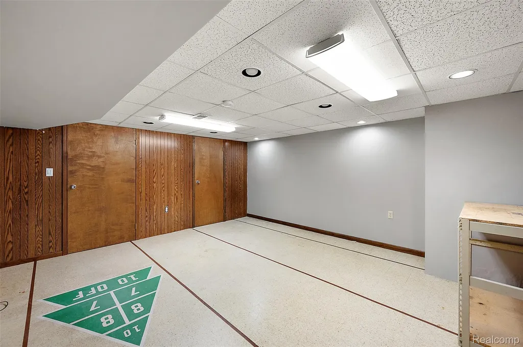 15 Pleasant Lake Drive Waterford Charter Township MI 48327