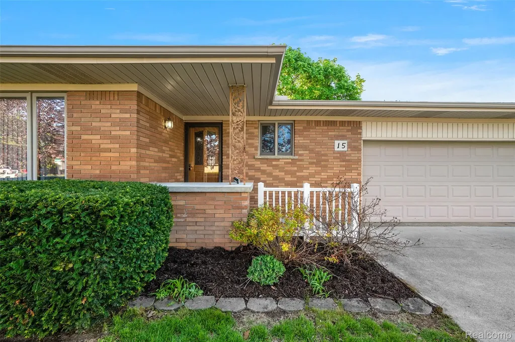 15 Pleasant Lake Drive Waterford Charter Township MI 48327