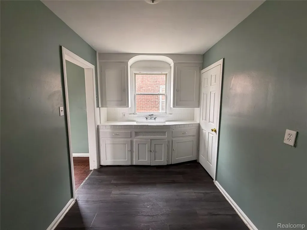 15456 Saratoga Street Detroit City MI 48205