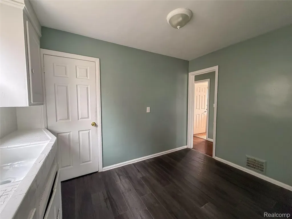 15456 Saratoga Street Detroit City MI 48205
