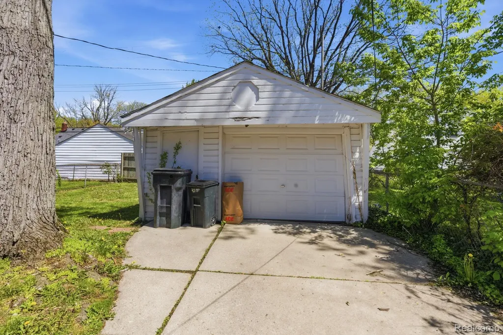19725 Kingsville Street Harper Woods City MI 48225