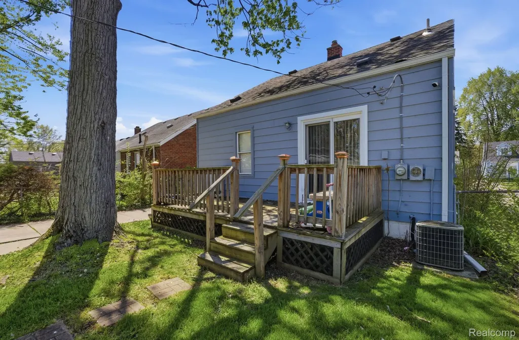 19725 Kingsville Street Harper Woods City MI 48225