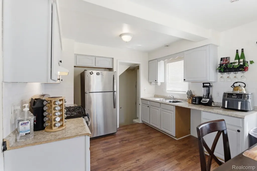 19725 Kingsville Street Harper Woods City MI 48225