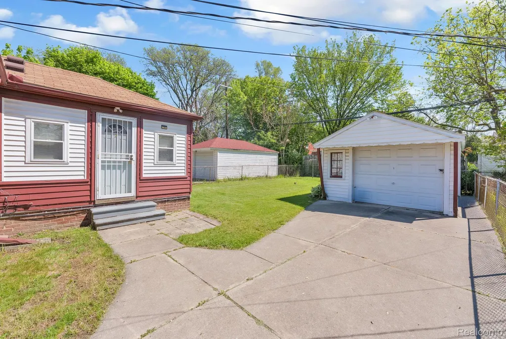 9578 Grayfield Redford Charter Township MI 48239