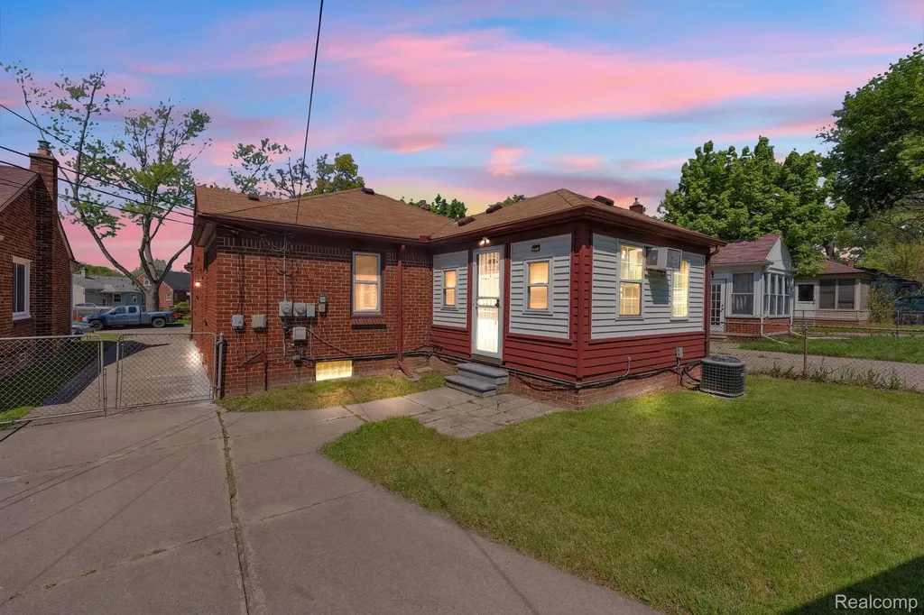 9578 Grayfield Redford Charter Township MI 48239