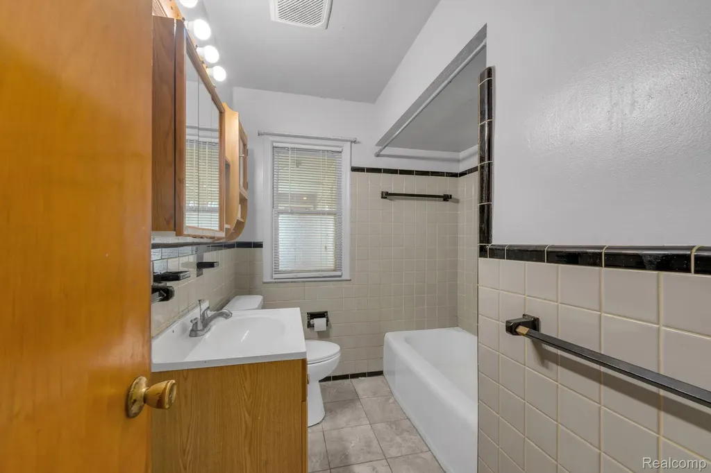9578 Grayfield Redford Charter Township MI 48239
