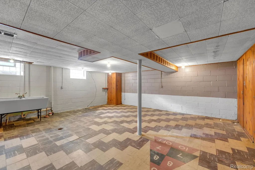 9578 Grayfield Redford Charter Township MI 48239