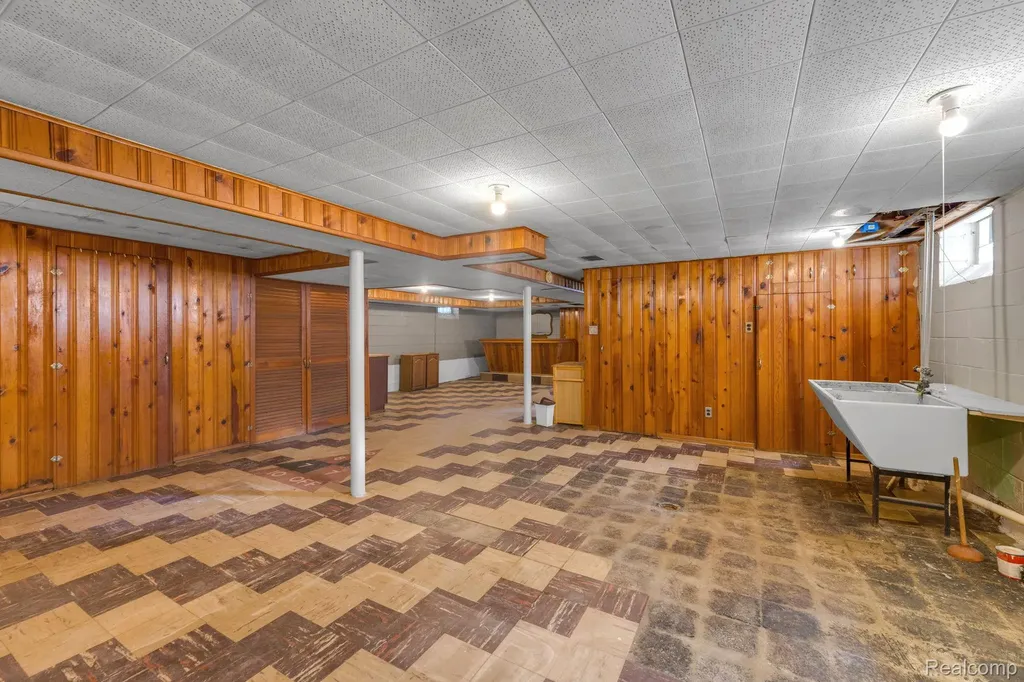9578 Grayfield Redford Charter Township MI 48239