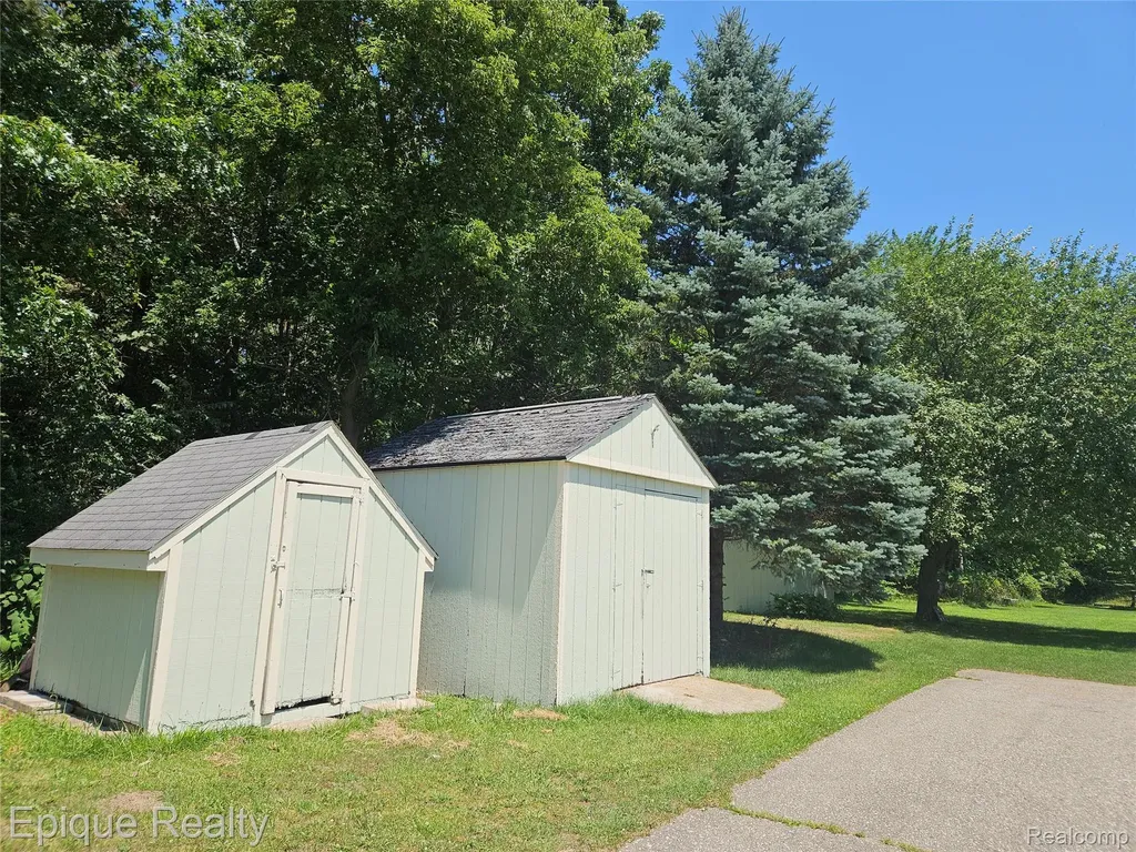 8150 Runyan Lake Road Fenton City MI 48430