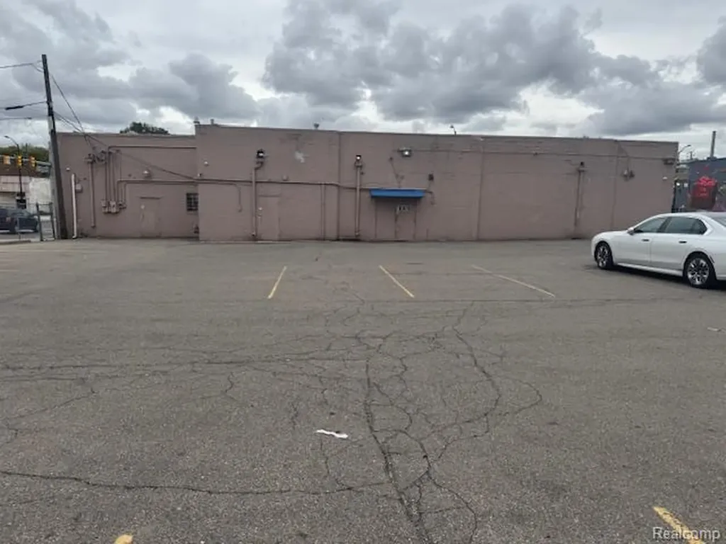 16900 W Warren Avenue Detroit City MI 48228
