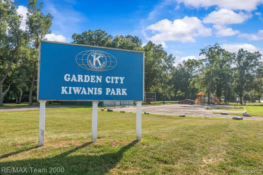 6557 Huntleigh Street Garden City City MI 48135